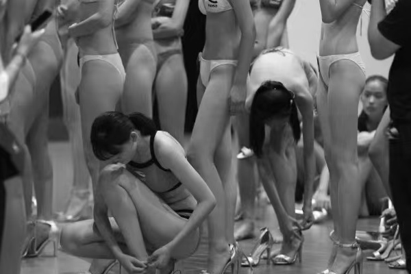 模特臺(tái)步教學(xué)：教你如何走臺(tái)步